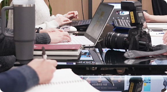 산업일보의 미팅 필기 장면 확대